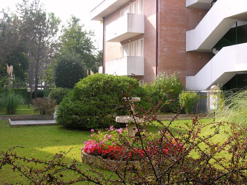 Apartment Gemini Con Piscina Бибионе Экстерьер фото